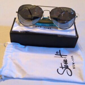 Steve Harvey New York -  Black color classic aviator polarized sunglasses.